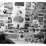 Nagyobb méret, Cipészműhely kommunista propaganda plakátokkal, Sztálin, Rákosi, ki a hazaáruló svábokkal…, munkás, foglalkozás, 1940-es évek, kommunizmus, Eredeti fotó, papírkép.   