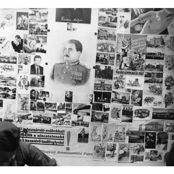 Nagyobb méret, Cipészműhely kommunista propaganda plakátokkal, Sztálin, Rákosi, ki a hazaáruló svábokkal…, munkás, foglalkozás, 1940-es évek, kommunizmus, Eredeti fotó, papírkép.   