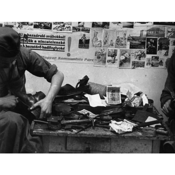 Nagyobb méret, Cipészműhely kommunista propaganda plakátokkal, Sztálin, Rákosi, ki a hazaáruló svábokkal…, munkás, foglalkozás, 1940-es évek, kommunizmus, Eredeti fotó, papírkép.   