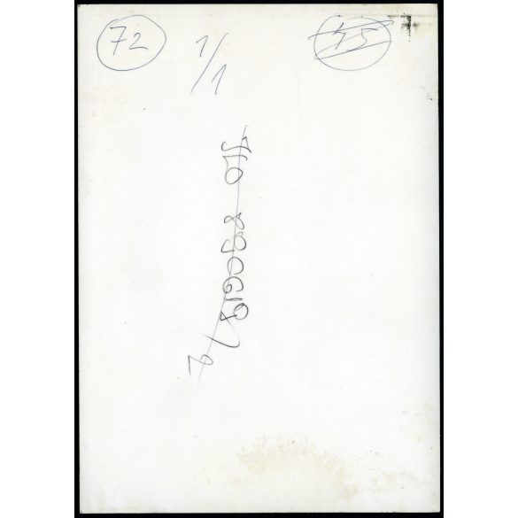 Nagyobb méret, Cipészműhely kommunista propaganda plakátokkal, Sztálin, Rákosi, ki a hazaáruló svábokkal…, munkás, foglalkozás, 1940-es évek, kommunizmus, Eredeti fotó, papírkép.   