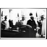 Nagyobb méret, Szendrő István fotóművészeti alkotása, Gróf Teleki Tibor koronaőr a koronázási jelvényekkel, , 1930-as évek. Eredeti, pecséttel jelzett fotó, papírkép, német nyelven feliratozott sajtófotó, Keleti Sajtóíroda. Dekorációnak, ajándéknak i
