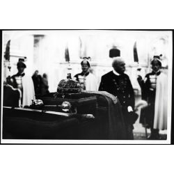   Nagyobb méret, Szendrő István fotóművészeti alkotása, Gróf Teleki Tibor koronaőr a koronázási jelvényekkel, , 1930-as évek. Eredeti, pecséttel jelzett fotó, papírkép, német nyelven feliratozott sajtófotó, Keleti Sajtóíroda. Dekorációnak, ajándéknak i