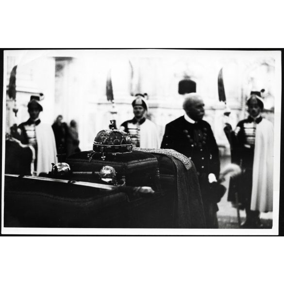 Nagyobb méret, Szendrő István fotóművészeti alkotása, Gróf Teleki Tibor koronaőr a koronázási jelvényekkel, , 1930-as évek. Eredeti, pecséttel jelzett fotó, papírkép, német nyelven feliratozott sajtófotó, Keleti Sajtóíroda. Dekorációnak, ajándéknak i