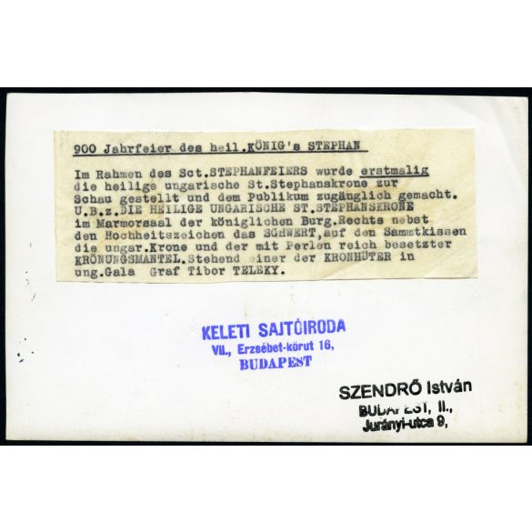 Nagyobb méret, Szendrő István fotóművészeti alkotása, Gróf Teleki Tibor koronaőr a koronázási jelvényekkel, , 1930-as évek. Eredeti, pecséttel jelzett fotó, papírkép, német nyelven feliratozott sajtófotó, Keleti Sajtóíroda. Dekorációnak, ajándéknak i