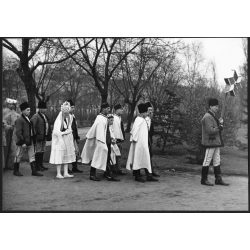  Nagyobb méret, Szendrő István fotóművészeti alkotása, Erdélyi betlehemesek, Budapest, székely népviselet, Gyöngyösbokréta mozgalom, 1930-as évek. Eredeti, hátulján feliratozott pecséttel jelzett fotó, papírkép, Agfa Brovira papíron. Dekorációnak, ajá