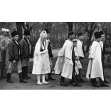 Nagyobb méret, Szendrő István fotóművészeti alkotása, Erdélyi betlehemesek, Budapest, székely népviselet, Gyöngyösbokréta mozgalom, 1930-as évek. Eredeti, hátulján feliratozott pecséttel jelzett fotó, papírkép, Agfa Brovira papíron. Dekorációnak, ajá