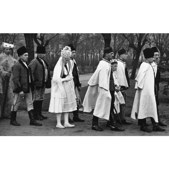 Nagyobb méret, Szendrő István fotóművészeti alkotása, Erdélyi betlehemesek, Budapest, székely népviselet, Gyöngyösbokréta mozgalom, 1930-as évek. Eredeti, hátulján feliratozott pecséttel jelzett fotó, papírkép, Agfa Brovira papíron. Dekorációnak, ajá