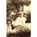 Nagyobb méret, Désakna, Erdély, elegáns kisfiú játékkutyával, néprajz, helytörténet, monarchia, 1909, 1900-as évek, Eredeti kabinetfotó, kartonra ragasztott fotó gyönyörű mélynyomott kartonon.. 