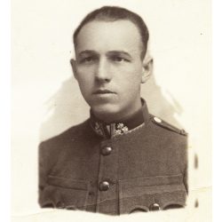   Ferenczy műterem, Nyíregyháza, magyar katona egyenruhában, Csengersimán aláírt portré,  1935, 1930-as évek, Horthy-korszak, Eredeti fotó, papírkép, középen törésnyom.   