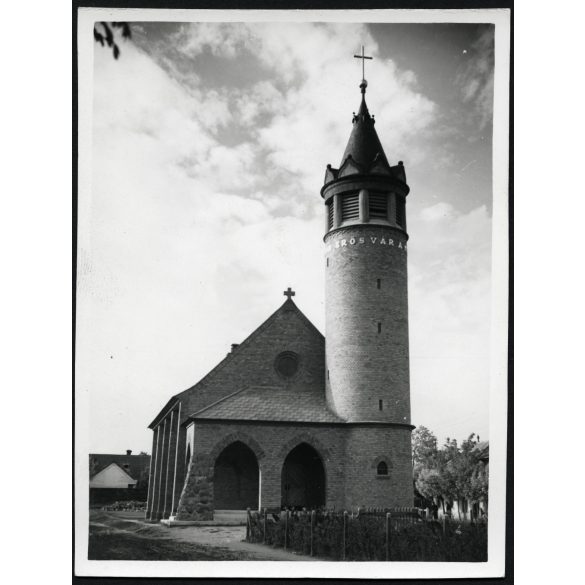 Szendrő István fotóművészeti alkotása, Monor, evangélikus templom, helytörténet, egyház, Pest megye, 1930-as évek. Eredeti, pecséttel jelzett fotó, papírkép. 