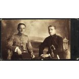 Nagyobb méret, Joánovics testvérek műterme, Kolozsvár (Erdély), fiatal katonatisztek egyenruhában,kard, helytörténet, monarchia, 1910-es évek, Eredeti kabinetfotó.  
