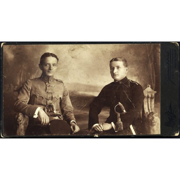 Nagyobb méret, Joánovics testvérek műterme, Kolozsvár (Erdély), fiatal katonatisztek egyenruhában,kard, helytörténet, monarchia, 1910-es évek, Eredeti kabinetfotó.  