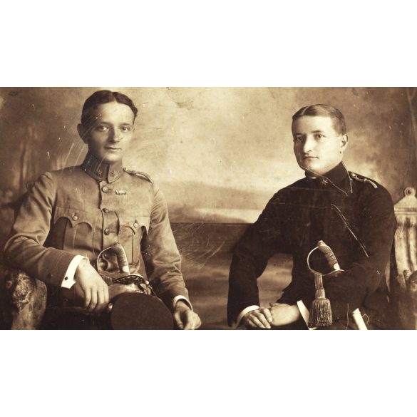 Nagyobb méret, Joánovics testvérek műterme, Kolozsvár (Erdély), fiatal katonatisztek egyenruhában,kard, helytörténet, monarchia, 1910-es évek, Eredeti kabinetfotó.  