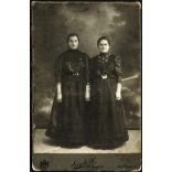 Szigeti Henrik műterme, Szolnok, testvérek ünneplő ruhában, nővér, hátoldalon a műterem rajza, néprajz, helytörténet, monarchia, 1890-es évek, Eredeti kabinetfotó különös hátoldallal.  