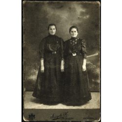   Szigeti Henrik műterme, Szolnok, testvérek ünneplő ruhában, nővér, hátoldalon a műterem rajza, néprajz, helytörténet, monarchia, 1890-es évek, Eredeti kabinetfotó különös hátoldallal.  