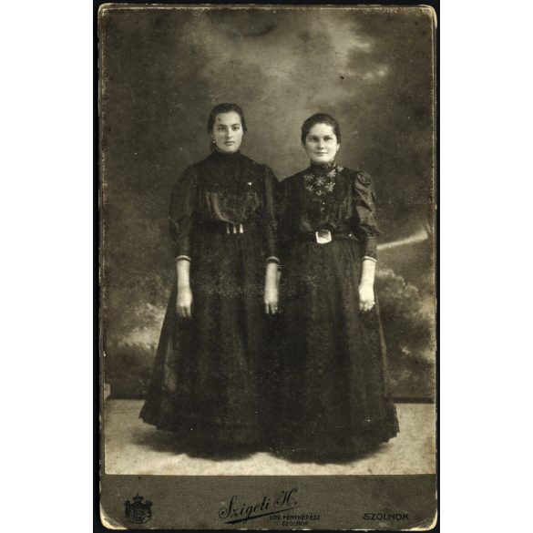Szigeti Henrik műterme, Szolnok, testvérek ünneplő ruhában, nővér, hátoldalon a műterem rajza, néprajz, helytörténet, monarchia, 1890-es évek, Eredeti kabinetfotó különös hátoldallal.  