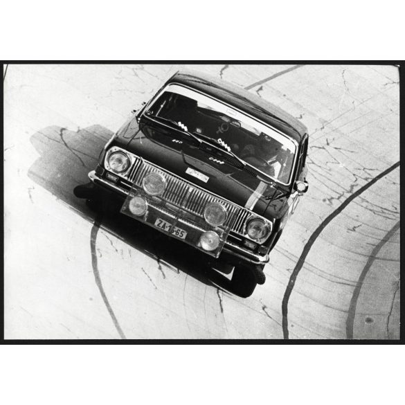 Nagyobb méret, Volga GAZ 24 versenyautó magyar rendszámmal,  Krisztián István - Wirtmann Ferenc, autó, jármű, közlekedés, sport, 1980-as évek, szocializmus, Eredeti fotó, papírkép.   méret megközelítőleg (centiméterben): 16.5 x 24 Használt! Eredeti n