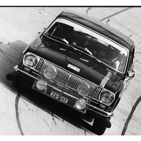 Nagyobb méret, Volga GAZ 24 versenyautó magyar rendszámmal,  Krisztián István - Wirtmann Ferenc, autó, jármű, közlekedés, sport, 1980-as évek, szocializmus, Eredeti fotó, papírkép.   méret megközelítőleg (centiméterben): 16.5 x 24 Használt! Eredeti n