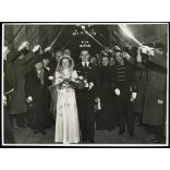 Nagyobb méret, Macsi András fényképész, Budapest, Jámbor László repülős tiszt (később ezredes) esküvője, repülős esküvő, 2. világháború, katona, egyenruha, kard, aviatika, 
