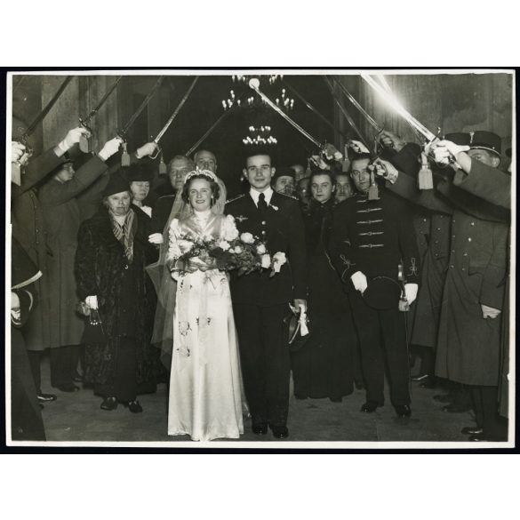 Nagyobb méret, Macsi András fényképész, Budapest, Jámbor László repülős tiszt (később ezredes) esküvője, repülős esküvő, 2. világháború, katona, egyenruha, kard, aviatika, 
