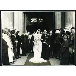   Nagyobb méret, Arnóth Szabó Lajos fényképész, Budapest, Lajos Pál (?) repülős tiszt és Gyulay Katalin esküvője, menyasszony, 2. világháború, katona, egyenruha, aviatika, 1944. szeptember 23., 1940-es évek, Horthy-korszak, Eredeti fotó, hátulján felir