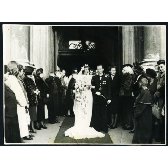 Nagyobb méret, Arnóth Szabó Lajos fényképész, Budapest, Lajos Pál (?) repülős tiszt és Gyulay Katalin esküvője, menyasszony, 2. világháború, katona, egyenruha, aviatika, 1944. szeptember 23., 1940-es évek, Horthy-korszak, Eredeti fotó, hátulján felir