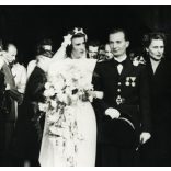 Nagyobb méret, Arnóth Szabó Lajos fényképész, Budapest, Lajos Pál (?) repülős tiszt és Gyulay Katalin esküvője, menyasszony, 2. világháború, katona, egyenruha, aviatika, 1944. szeptember 23., 1940-es évek, Horthy-korszak, Eredeti fotó, hátulján felir