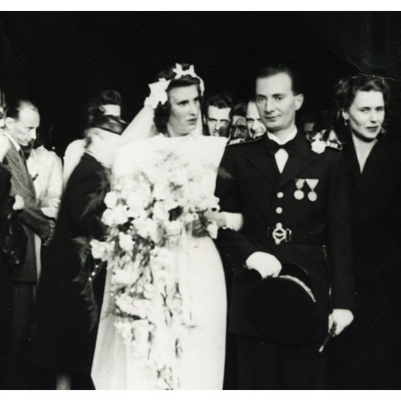 Nagyobb méret, Arnóth Szabó Lajos fényképész, Budapest, Lajos Pál (?) repülős tiszt és Gyulay Katalin esküvője, menyasszony, 2. világháború, katona, egyenruha, aviatika, 1944. szeptember 23., 1940-es évek, Horthy-korszak, Eredeti fotó, hátulján felir