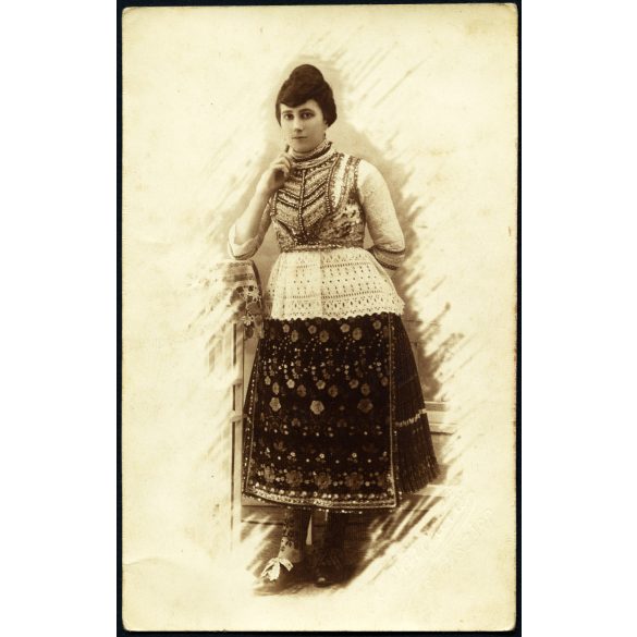 Borgula műterem, Szekszárd, gyönyörű nő műteremben, különös népviselet,  1923., 1920-as évek, Horthy-korszak, Eredeti fotó, hátulján feliratozott, mélynyomóval jelzett papírkép.