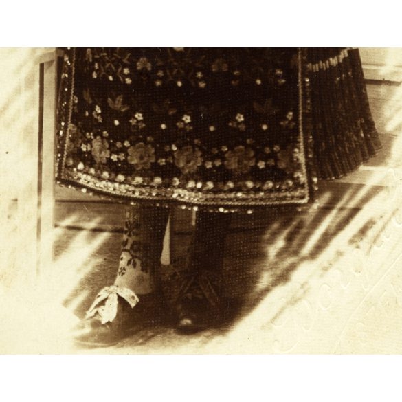 Borgula műterem, Szekszárd, gyönyörű nő műteremben, különös népviselet,  1923., 1920-as évek, Horthy-korszak, Eredeti fotó, hátulján feliratozott, mélynyomóval jelzett papírkép.