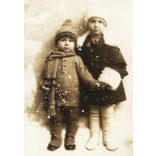 Luka Béla és Both Mária fényképészek, Marosvásárhely, Erdély, gyerekek téli ruhában, különös hóesés, testvérek, 1930-as évek, Horthy-korszak, Eredeti fotó, pecséttel jelzett papírkép.