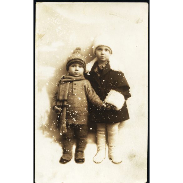Luka Béla és Both Mária fényképészek, Marosvásárhely, Erdély, gyerekek téli ruhában, különös hóesés, testvérek, 1930-as évek, Horthy-korszak, Eredeti fotó, pecséttel jelzett papírkép.