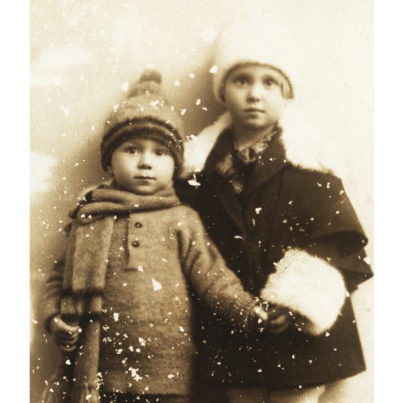 Luka Béla és Both Mária fényképészek, Marosvásárhely, Erdély, gyerekek téli ruhában, különös hóesés, testvérek, 1930-as évek, Horthy-korszak, Eredeti fotó, pecséttel jelzett papírkép.
