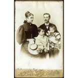 Fényképészet Homonnán Polányi Dezső gyógyszertára mellett, Homonna, Felvidék, család, elegáns házaspár gyerekekkel, kalap, helytörténet, monarchia, 1900-as évek, Eredeti, hátulján pecséttel jelzett kabinetfotó, gyönyörű hátoldallal.