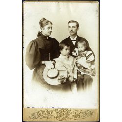   Fényképészet Homonnán Polányi Dezső gyógyszertára mellett, Homonna, Felvidék, család, elegáns házaspár gyerekekkel, kalap, helytörténet, monarchia, 1900-as évek, Eredeti, hátulján pecséttel jelzett kabinetfotó, gyönyörű hátoldallal.
