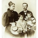 Fényképészet Homonnán Polányi Dezső gyógyszertára mellett, Homonna, Felvidék, család, elegáns házaspár gyerekekkel, kalap, helytörténet, monarchia, 1900-as évek, Eredeti, hátulján pecséttel jelzett kabinetfotó, gyönyörű hátoldallal.