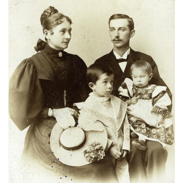 Fényképészet Homonnán Polányi Dezső gyógyszertára mellett, Homonna, Felvidék, család, elegáns házaspár gyerekekkel, kalap, helytörténet, monarchia, 1900-as évek, Eredeti, hátulján pecséttel jelzett kabinetfotó, gyönyörű hátoldallal.