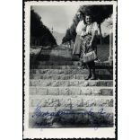 „Barátnőmmel a régi Tabán helyén”. Budapest, Tabán, elegáns fiatal nők, helytörténet , 1930-as évek, Horthy-korszak, Eredeti fotó, feliratozott papírkép. 