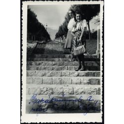   „Barátnőmmel a régi Tabán helyén”. Budapest, Tabán, elegáns fiatal nők, helytörténet , 1930-as évek, Horthy-korszak, Eredeti fotó, feliratozott papírkép. 