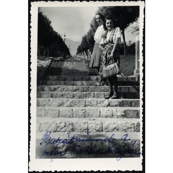 „Barátnőmmel a régi Tabán helyén”. Budapest, Tabán, elegáns fiatal nők, helytörténet , 1930-as évek, Horthy-korszak, Eredeti fotó, feliratozott papírkép. 