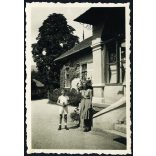 A Pósch-villa udvarán,  Rozsnyó, Felvidék (Szlovákia), Pósch József villája,  városkép, épület, 2. világháború, 1942, , 1940-es évek, Horthy-korszak, Eredeti fotó, hátulján feliratozott papírkép. 