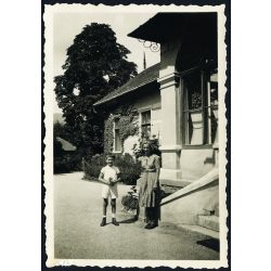   A Pósch-villa udvarán,  Rozsnyó, Felvidék (Szlovákia), Pósch József villája,  városkép, épület, 2. világháború, 1942, , 1940-es évek, Horthy-korszak, Eredeti fotó, hátulján feliratozott papírkép. 