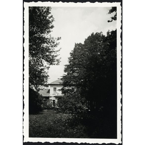 A Pósch-villa gyönyörűen parkosított kertje,  Rozsnyó, Felvidék (Szlovákia), Pósch József villája,  városkép, épület, 2. világháború, 1942, , 1940-es évek, Horthy-korszak, Eredeti fotó, hátulján feliratozott papírkép. 