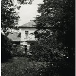 A Pósch-villa gyönyörűen parkosított kertje,  Rozsnyó, Felvidék (Szlovákia), Pósch József villája,  városkép, épület, 2. világháború, 1942, , 1940-es évek, Horthy-korszak, Eredeti fotó, hátulján feliratozott papírkép. 