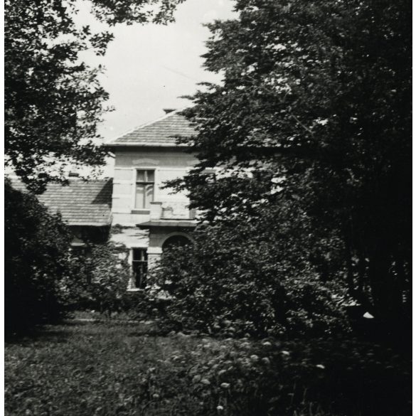 A Pósch-villa gyönyörűen parkosított kertje,  Rozsnyó, Felvidék (Szlovákia), Pósch József villája,  városkép, épület, 2. világháború, 1942, , 1940-es évek, Horthy-korszak, Eredeti fotó, hátulján feliratozott papírkép. 