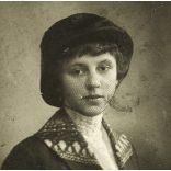 Kováts Árpád műterme, Érsekújvár, Felvidék , elegáns nő portréja, kalapháló, monarchia, 1900-as évek, Eredeti CDV, vizitkártya fotó.  