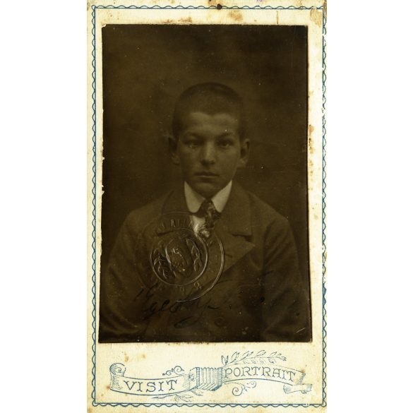 A Kossuth Főgimnázium Tanintézet igazolása, Cegléd, Horthy- korszak, 1920-as évek, Eredeti pecsétekkel, Magyar Államvasutak mélynyomó pecséttel jelzett kihajtható igazolvány beragasztott CDV, vizitkártya fotóval. 
