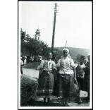 Zarándokok isaszegi népviseletben, Máriabesnyő, búcsú, templom, vallás, egyház, 1930-as évek, Horthy-korszak, Eredeti fotó, papírkép.   