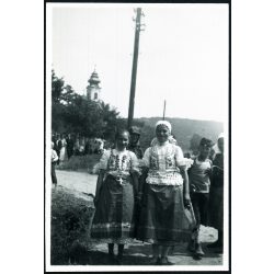   Zarándokok isaszegi népviseletben, Máriabesnyő, búcsú, templom, vallás, egyház, 1930-as évek, Horthy-korszak, Eredeti fotó, papírkép.   