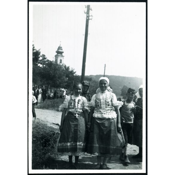 Zarándokok isaszegi népviseletben, Máriabesnyő, búcsú, templom, vallás, egyház, 1930-as évek, Horthy-korszak, Eredeti fotó, papírkép.   